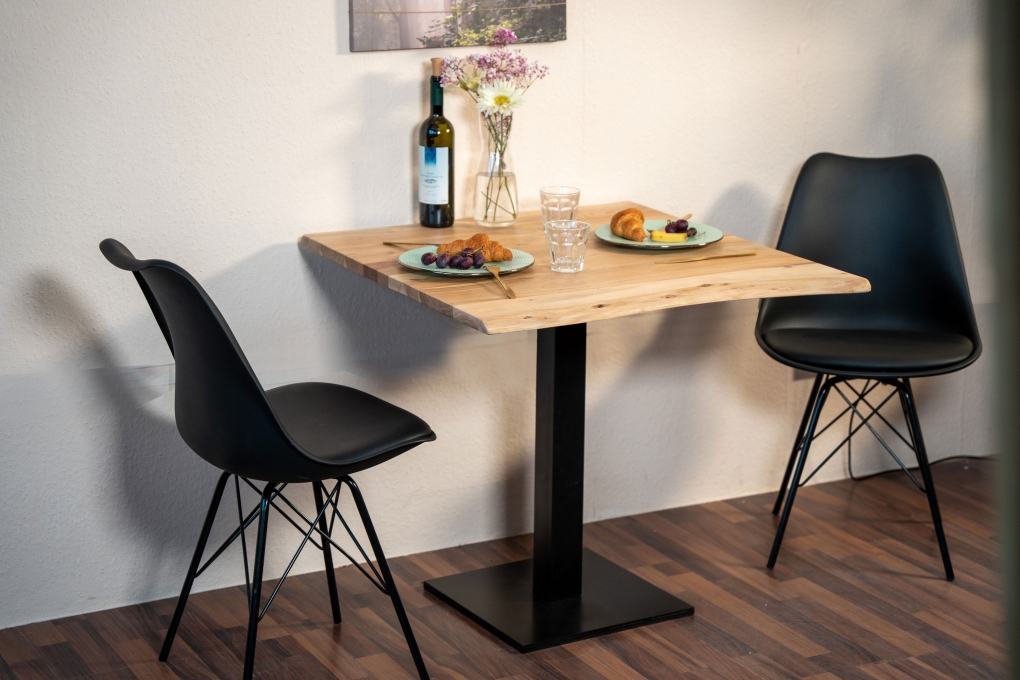 Bistrotisch Baumkante massiv 70 x 70 cm Akazie Naturfarben schwarz Stempelfuß Iris itemprop=