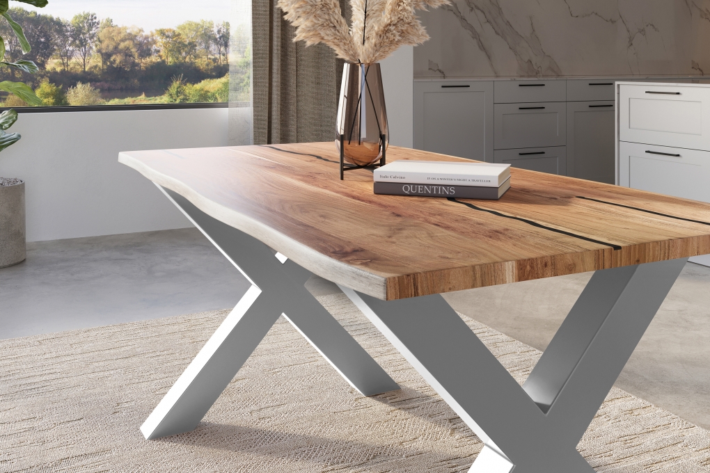 Baumkantentisch Akazie mit schwarzen Resin-Adern naturfarben 180 x 90 cm X-Gestell silber POLLY itemprop=