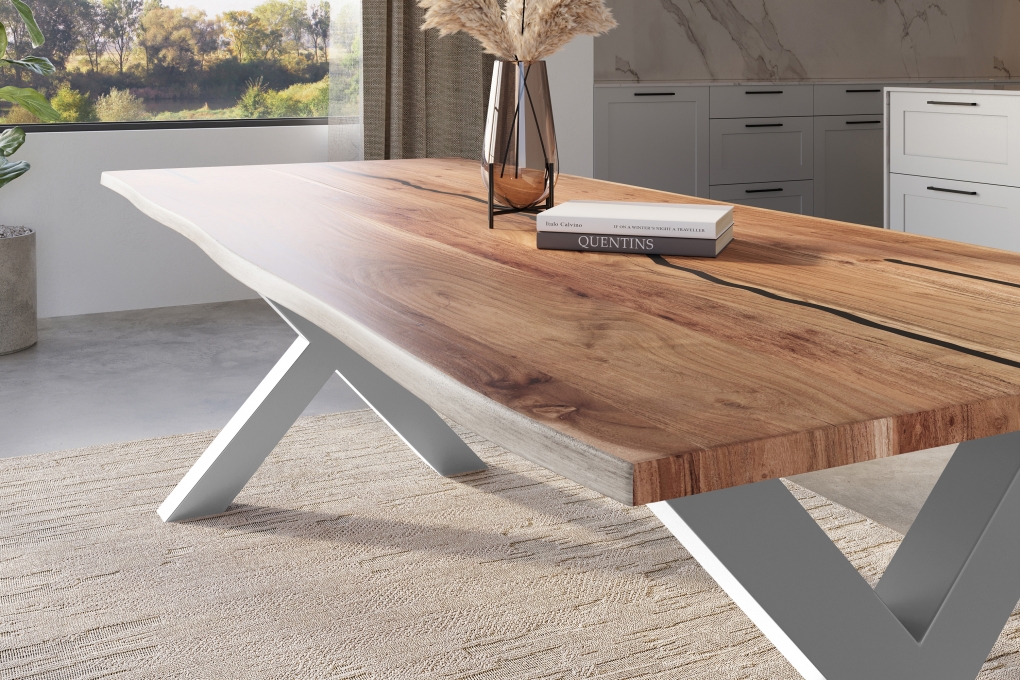 Baumkantentisch Akazie mit schwarzen Resin-Adern naturfarben 260 x 100 cm X-Gestell silber POLLY itemprop=
