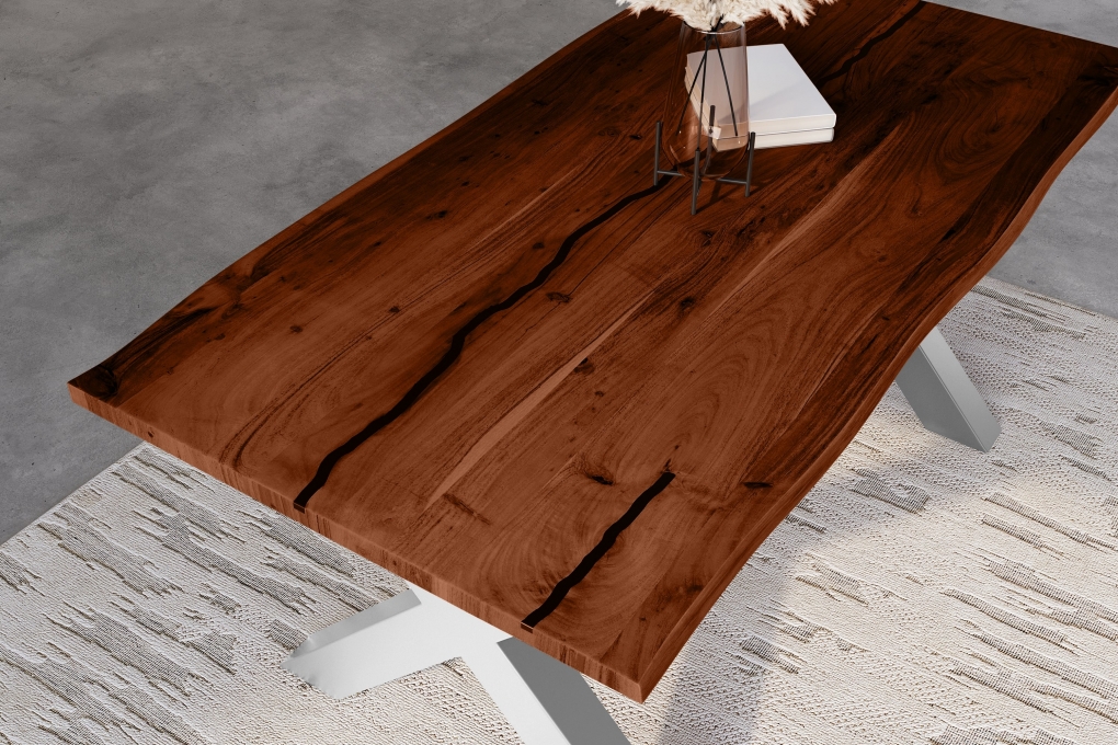Baumkantentisch Akazie mit schwarzen Resin-Adern nussbaumfarben 160 x 85 cm X-Gestell silber POLLY itemprop=
