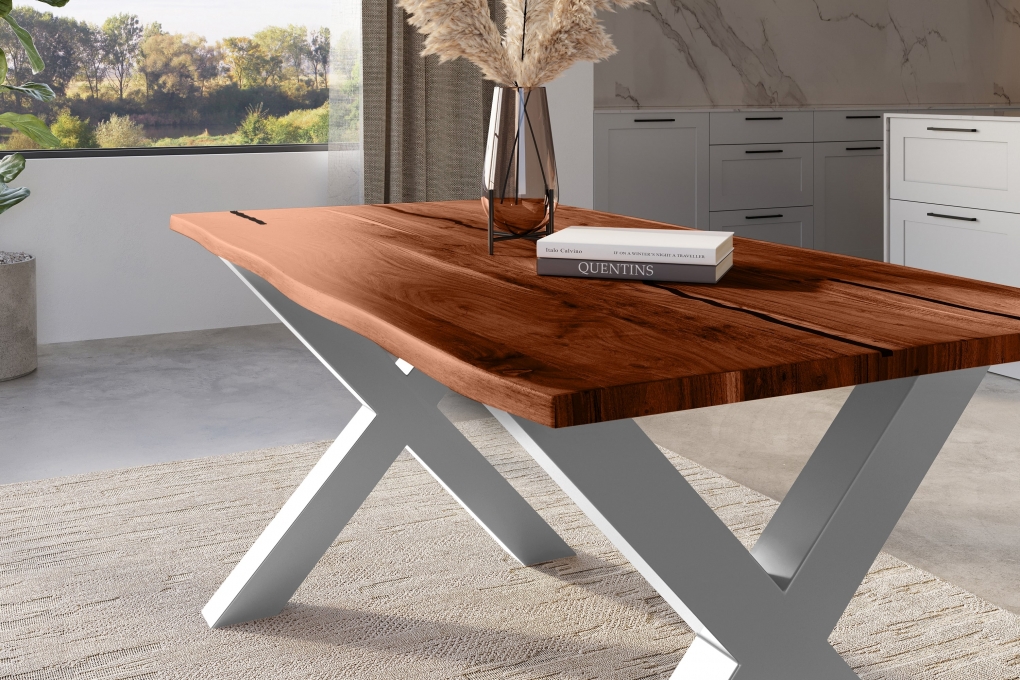 Baumkantentisch Akazie mit schwarzen Resin-Adern nussbaumfarben 180 x 90 cm X-Gestell silber POLLY itemprop=