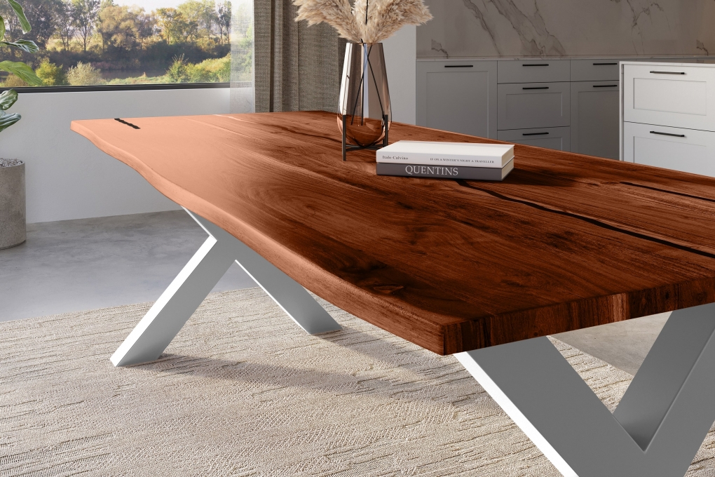 Baumkantentisch Akazie mit schwarzen Resin-Adern nussbaumfarben 280 x 100 cm X-Gestell silber POLLY itemprop=