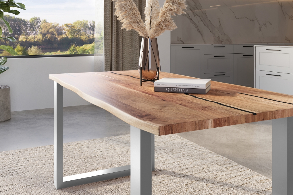 Baumkantentisch Akazie mit schwarzen Resin-Adern naturfarben 180 x 90 cm U-Gestell silber POLLY itemprop=