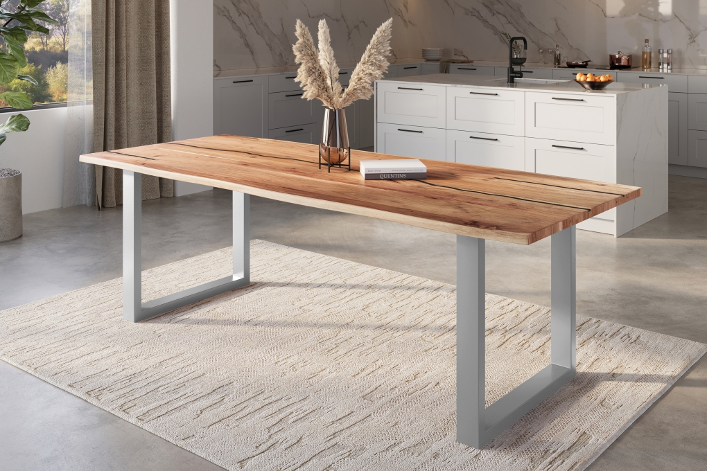 Baumkantentisch Akazie mit schwarzen Resin-Adern naturfarben 300 x 100 cm U-Gestell silber POLLY itemprop=