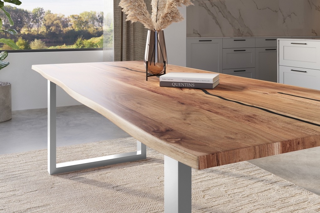 Baumkantentisch Akazie mit schwarzen Resin-Adern naturfarben 300 x 100 cm U-Gestell silber POLLY itemprop=
