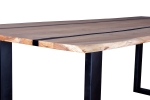 Esstisch 220 x 100 cm Akazie massiv natur mit schwarzen Resin-Adern U-Gestell schwarz PETER