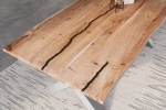 Baumkantentisch Akazie mit schwarzen Resin-Adern naturfarben 220 x 100 cm X-Gestell silber POLLY