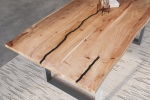 Baumkantentisch Akazie mit schwarzen Resin-Adern naturfarben 220 x 100 cm U-Gestell silber POLLY