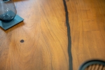 Baumkantentisch Akazie mit schwarzen Resin-Adern nussbaumfarben 240 x 100 cm A-Gestell schwarz POLLY