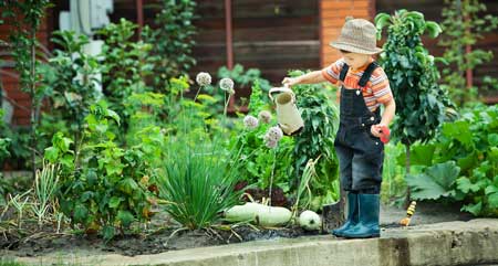 Pflanzen im Garten zu pflegen macht auch den Kleinsten Spaß