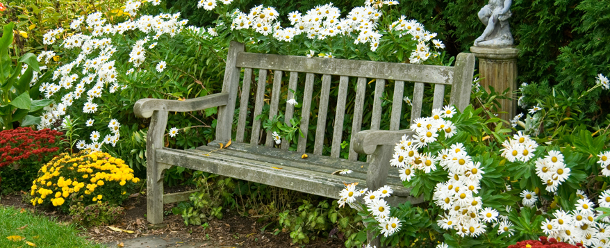 Jährlich gesäubert behält die Teak-Gartenbank einen edlen Silberton