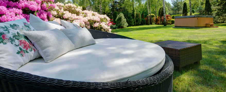 Mit Loungemöbeln aus Rattan im Garten so wohl fühlen wie im Wohnzimmer