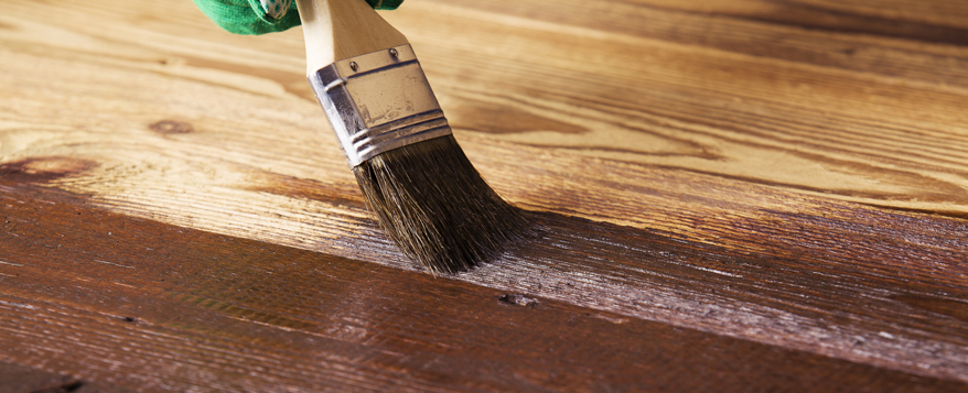 „Patina-Look“ und „Holz-Look“ brauchen unterschiedliche Pflege, zum Beispiel eine Behandlung mit Teak-Öl und Pinsel