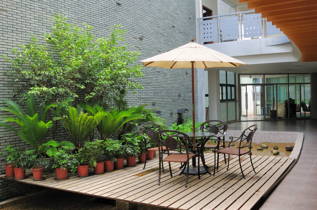 Schmale Sonnenschirmständer für kleine Gärten und Terrassen