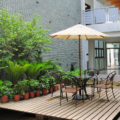 Schmale Sonnenschirmständer für kleine Gärten und Terrassen