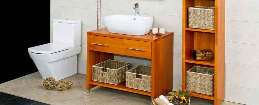 Egal ob Waschtisch oder Schrank, Badmöbel aus Holz sollten nicht direkt auf dem Boden stehen um Schäden zu vermeiden