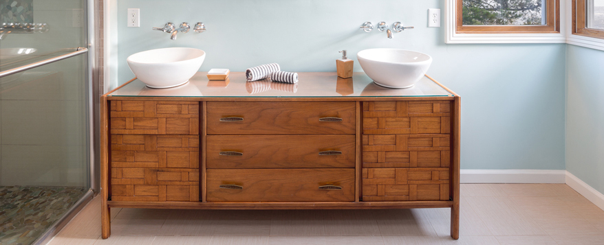 Ein Waschplatz aus edlem Holz mit freistehenden Keramikbecken und Unterputz-Armatur ist stilvoll und luxuriös