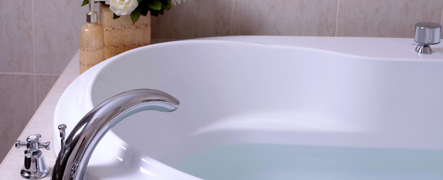 Eine Körperformwanne im Badezimmer bietet bequemes Badevergnügen für eine Person und hilft Wasser sparen