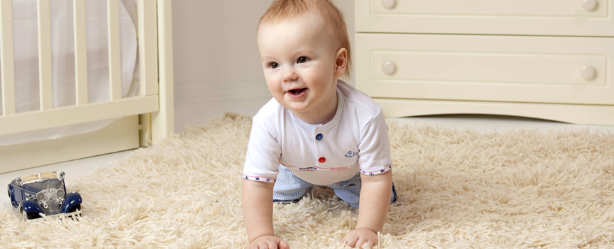 Teppich im Babyzimmer auslegen als weichen Untergrund zum Krabbeln