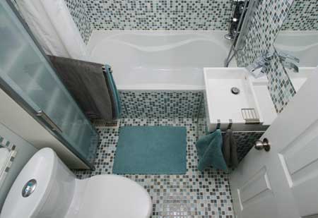 Wohntipp kleines Bad: Mini-Waschbecken und perfekt genutzte Wandflächen
