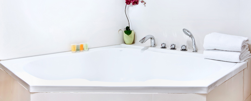 Wenn Sie Ihr Bad renovieren möchten, ist eine neue Eckbadewanne eine Überlegung wert