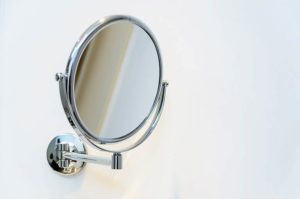 Die richtigen Badezimmerspiegel für die tägliche Beautyroutine