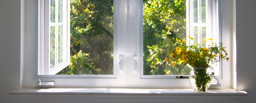 Tägliches Stoßlüften mit weit geöffnetem Fenster hilft Schimmel im Schlafzimmer vorzubeugen