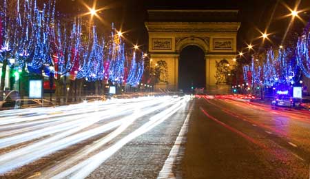 Zu Weihnachten ist die Avenue des Champs-Élysées in Paris hell erleuchtet