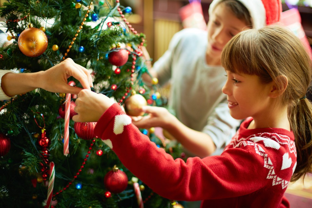 Den Weihnachtsbaum festlich schmücken