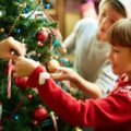 Den Weihnachtsbaum festlich schmücken