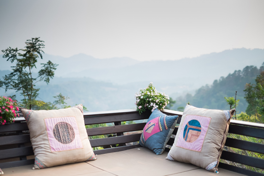 Komfort für draußen: Bunte Kissen machen auch den Balkon gemütlich