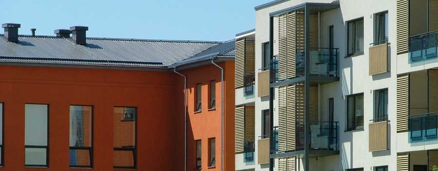 Ein Sichtschutz hat auch einen dekorativen Charakter und hält praktischerweise zu viel Sonne vom Balkon ab