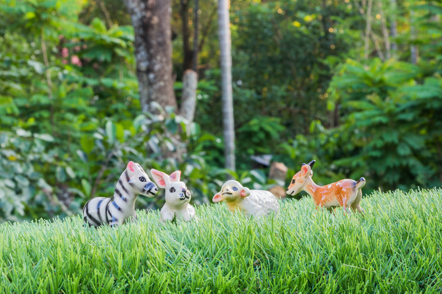 Keramik-Tiere bereichern als Outdoor-Deko auch den Balkon