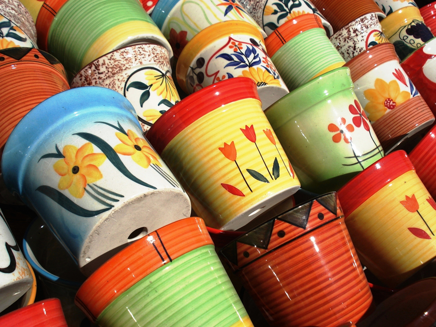 Langweilige Keramiktöpfe können in Eigenregie bemalt werden