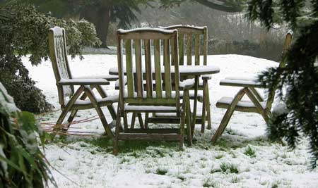 Im Februar herrschen noch Schnee und Kälte im Garten