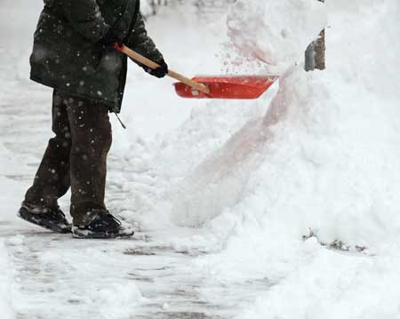 Schnee räumen als umweltfreundliche Alternative