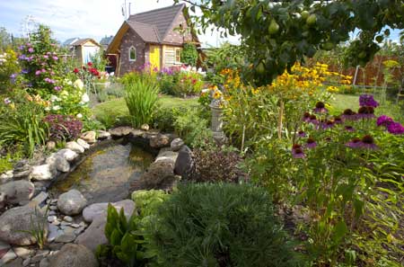 Stauden und ein kleiner Teich im Schatten charakterisieren den Bauerngarten