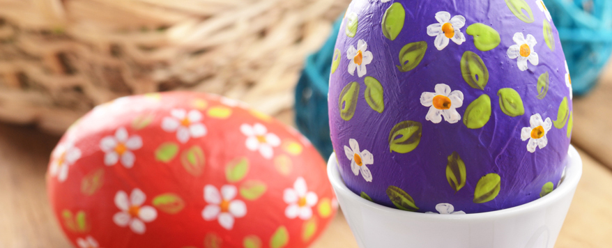 Bunte Eier sind ein absolutes Muss für die Osterdeko auf dem Balkon