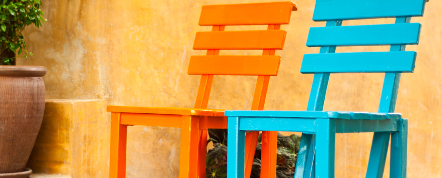 Stilbrüche im Garten und auf der Terrasse: Farben können nach Belieben kombiniert werden