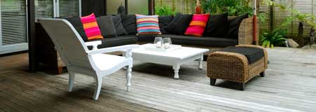 Lounge mit Kissen auf der Terrasse: Der Einsatzzweck von Gartenmöbeln variiert
