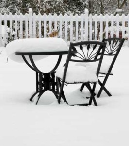 Schnee und Frost setzen Gartenmöbeln zu