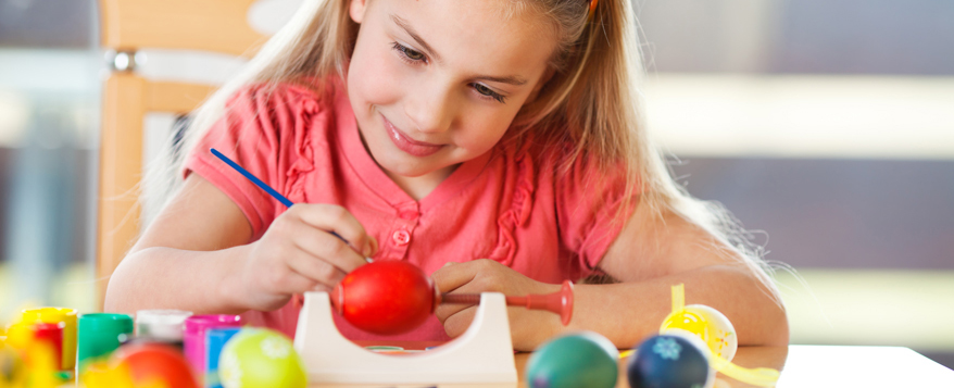 Beim Bemalen der Ostereier können Kinder ihre eigenen Ideen umsetzen