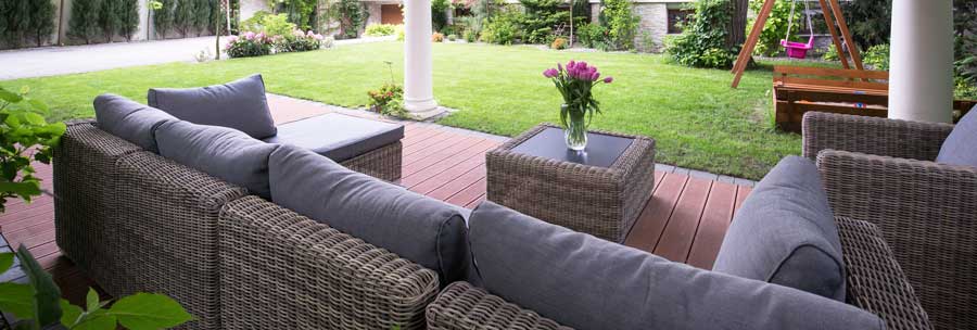 Sanfte Reinigung mit Wasser macht auch Loungemöbel aus Rattan zum gemütlichen Mittelpunkt auf der Terrasse