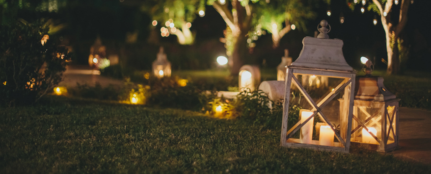 Windlichter verbreiten mit ihrem Feuerschein eine romantische und gemütliche Atmosphäre im Garten