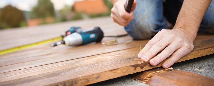 Holzdielen auf dem Balkon wirken natürlich und lassen sich einfach wieder entfernen