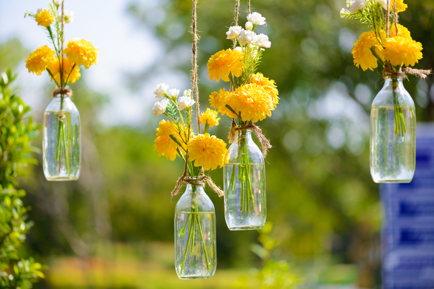 Blumenvasen aus Glas lassen sich effektvoll aufhängen