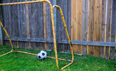 Richtig positioniert stört das Fussballtor nicht im Garten