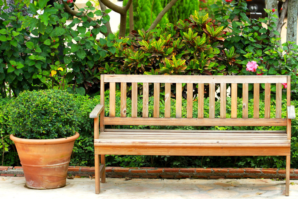 Der passende Ort: Gartenbank vor dem Haus oder im Garten positionieren?