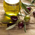Holz-Gartenstühle mit Olivenöl behandeln - die besten Tipps