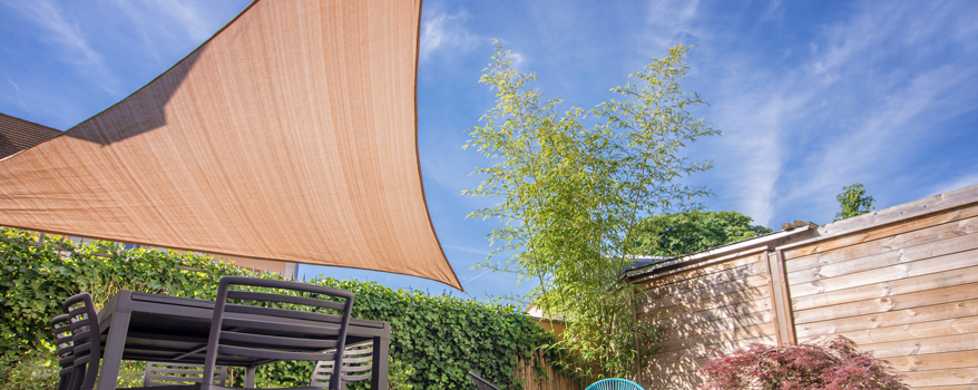 Das Sonnensegel bietet Schutz vor Sonne und Wind auf dem Balkon